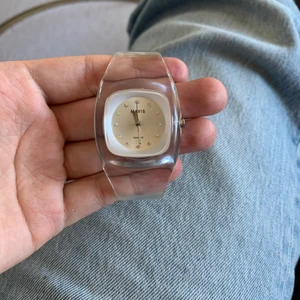 Klocka - Skit snygg och modern klocka som inte används så mkt längre:(