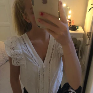 Blus - En jätte fin vitt blus, aldriganvänt. Haft den i ca 2år!!💓