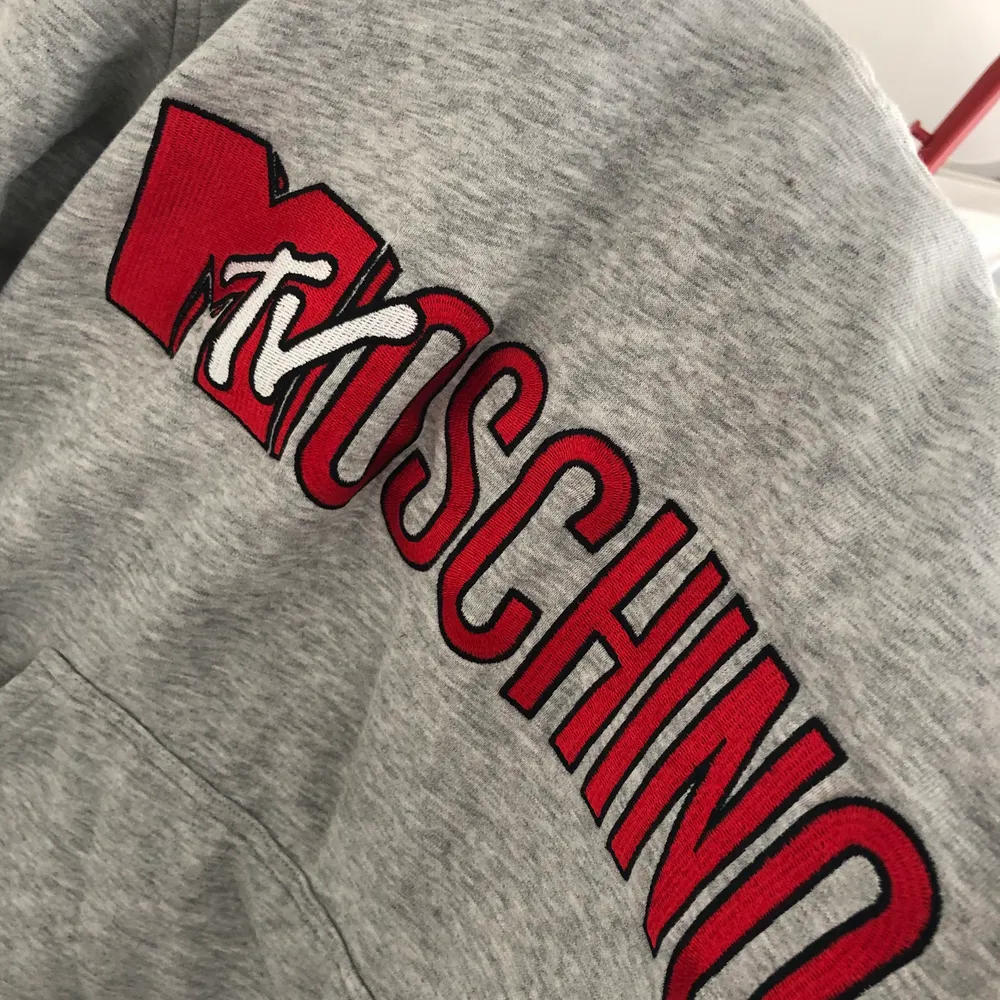En hoodie från h&m’s kollektion med moschino i storlek XS. Nästan oanvänd, och i bra skick. . Hoodies.