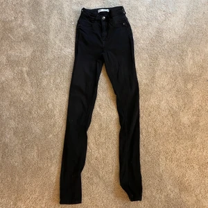 Skinny jeans - Hej! Säljer dessa svarta jeans från Gina i modellen Molly då de inte är min stil och jag känner mig inte riktigt bekväm i dem🤍