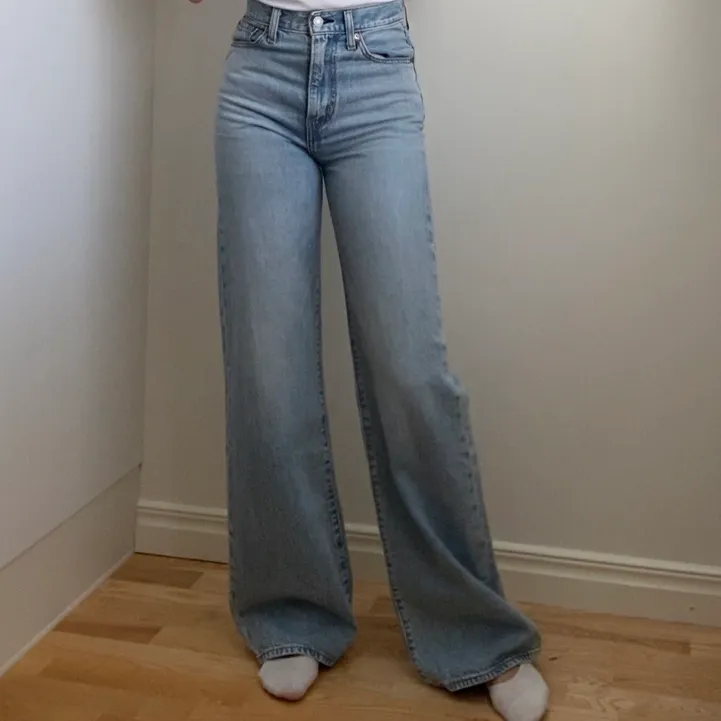 Superfina ljusblå jeans i modellen ribcage wide leg från Levi’s, jag är 170 lång, köpare står för frakt🥰🥰. Jeans & Byxor.