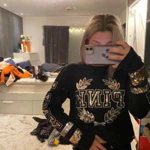 Pink collge tröja - Snygg collegetröja med glitter från Pink, köpt i USA! (Kund står för frakt 
