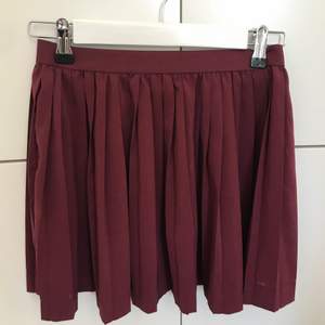 Kort vinröd kjol från H&M.