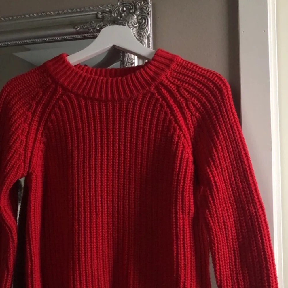 En fin röd stickad tröja. Aldrig använd så väldigt bra skick. Det är storlek XS men den är som en XXS. Köpt för 249kr       PRISET KAN DISKUTERAS!!! FRAKT: 40KR . Accessoarer.