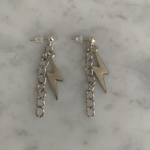 Homemade  - Ett par bilxtörhängen med en kedja bakom. Super fina och populära🥰✨ 15 kronor + 11 i frakt 