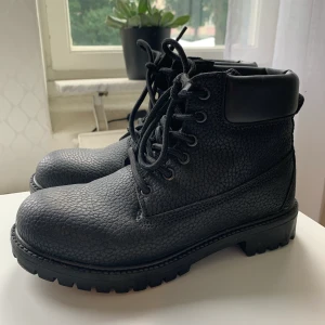 Kängor  - Vinter kängor i storlek 36. Inköpta förra hösten för 599:-, använda fåtal gånger så dom är i nyskick. Super fina och sköna. 