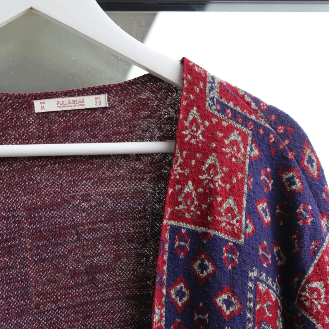Vinröd, mönstrad kofta - 91