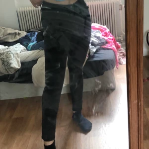 Svarta jeans  - Helt vanliga svart jeans använt 1 gång 
