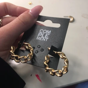 Kedje örhängen - Fina örhängen som är köpta på åhlens, aldrig använda och kommer ej till användning❣️ frakt=11