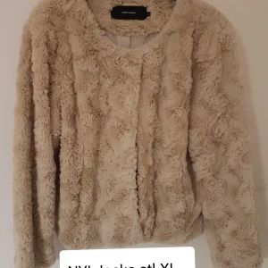 Fusk päls jacka - Fusk pälsjacka använd några få gånger 