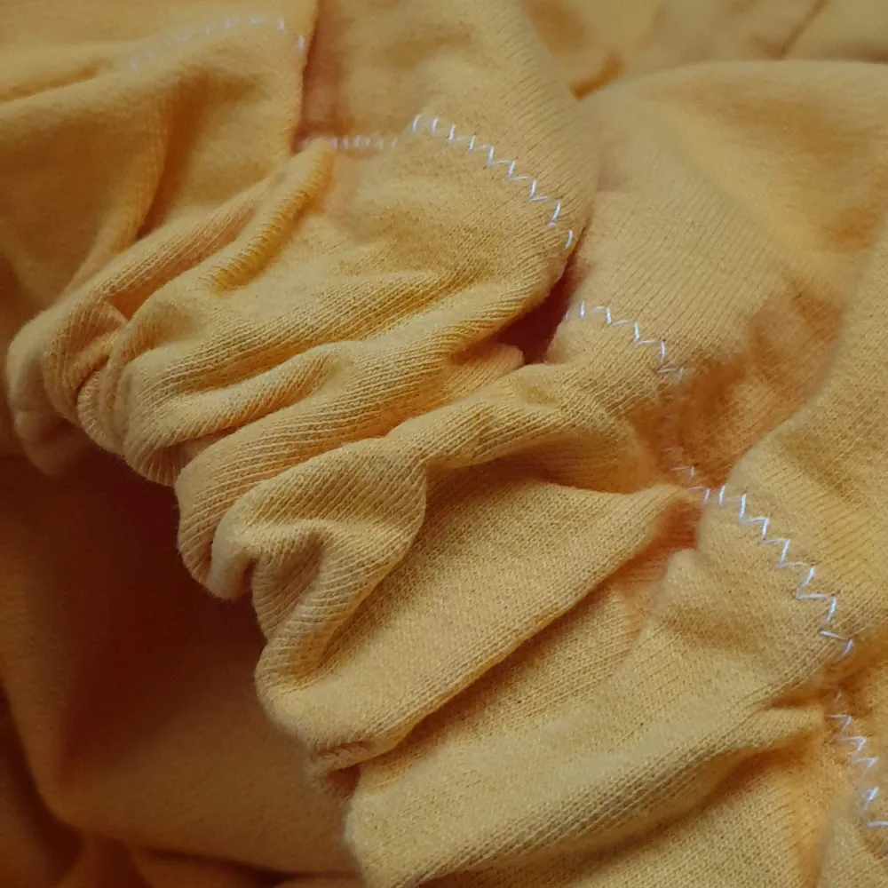 Gul croppad tröja från nelly i storlek M. (Passar även S) Sydde upp den själv med ett elastiskt band så den sitter bra om midjan. Säljer då den inte längre används. Säljer för 70 kr, köpare står för frakt. 💖 . Toppar.