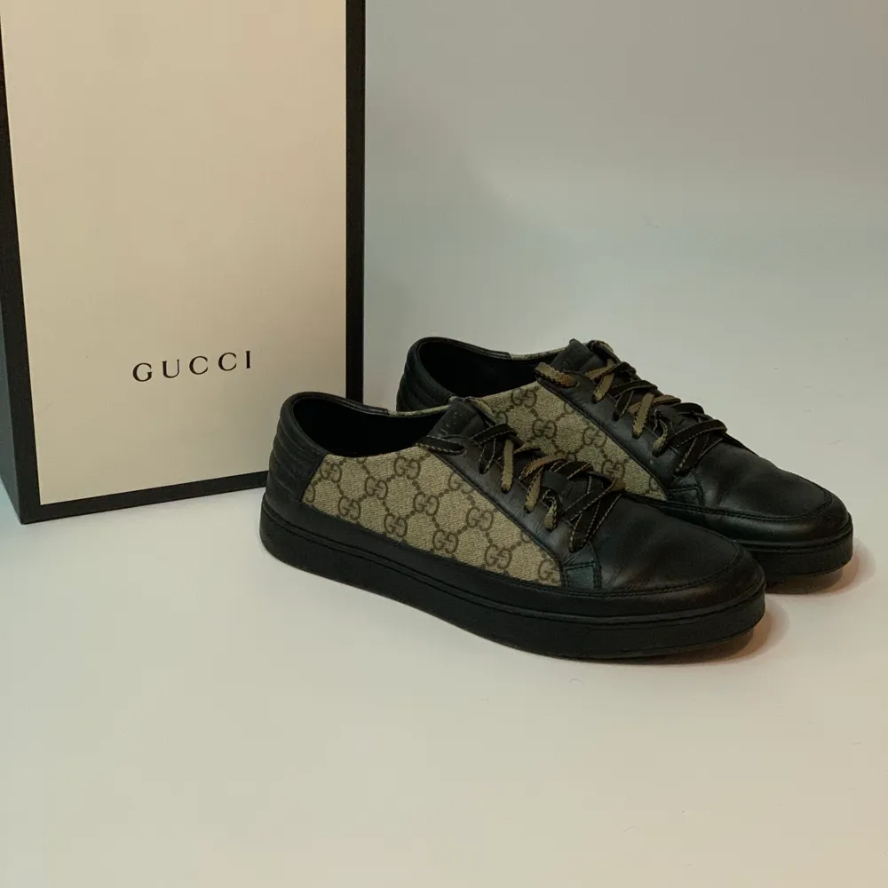 Fräscha gucci skor i väldigt bra skick. Kostar runt 5000-5500 nya i butik. Storlek 42. Skor.