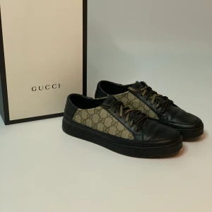 Gucci sneakers  - Fräscha gucci skor i väldigt bra skick. Kostar runt 5000-5500 nya i butik. Storlek 42