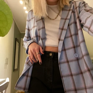 Kavaj från heartbreak - Supersnygg och trendig kavaj från heartbreak!🤩 Storlek 36 men oversized 💓 väldigt bra skick då den knappt är använd ❤️