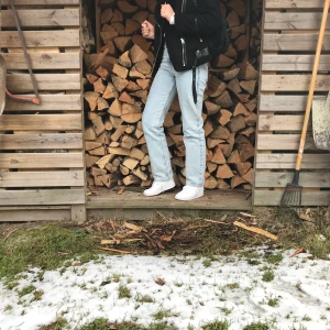 Raka jeans - Säljer mina trendiga Rowjeans från weekday! Säljer då jag nyligen köpt jeans och dessa kommer inte till användning! Dessa är verkligen favoriter men de kommer användas mer av någon annan. Jeansen är sparsamt använda! Inköpta för 500kr men säljer för 300kr inklusive frakt, jättebra deal😍 