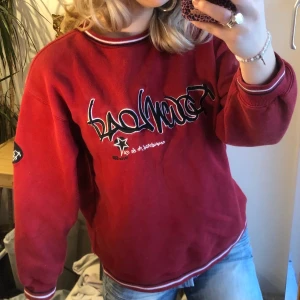 Sweatshirt  - Säljer denna snygga sweatshirt i XS. Funkar även på S men då är den lite kort i ärmarna. Bra skick!❤️ fraktar (66kr spårbar) eller möts upp :) Högsta bud:200kr+frakt