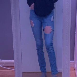 Skinny jeans med hål - Säljer dessa Sally&circle jeansen då de inte kommer till användning längre. I bra skick och använda fåtal gånger. Jag är 177cm och de går ner till fotlederna på mig! Skriv till mig om du vill ha fler bilder eller har några frågor:)