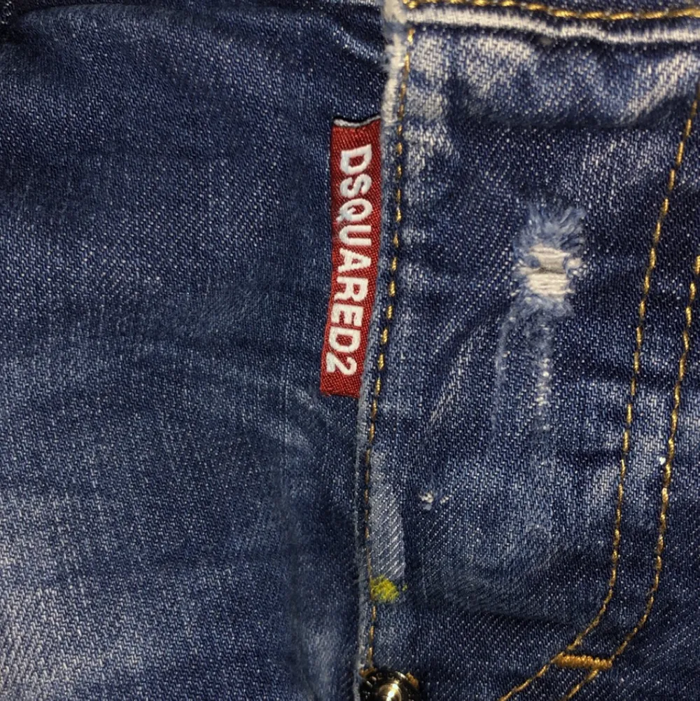 Fina dsquared2 jeans! Skicket är ganska så bra för priset. Säljer billigt pga att kvitto och lapparna är borta... . Jeans & Byxor.