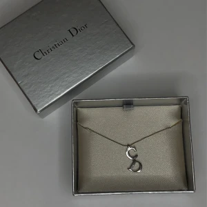 Vintage dior halsband  - Det är slitet men ändå fint. Saknar kvitto för det är vintage men det är äkta då det är köpt från en sida som bekräftat det 💞 BUDA 