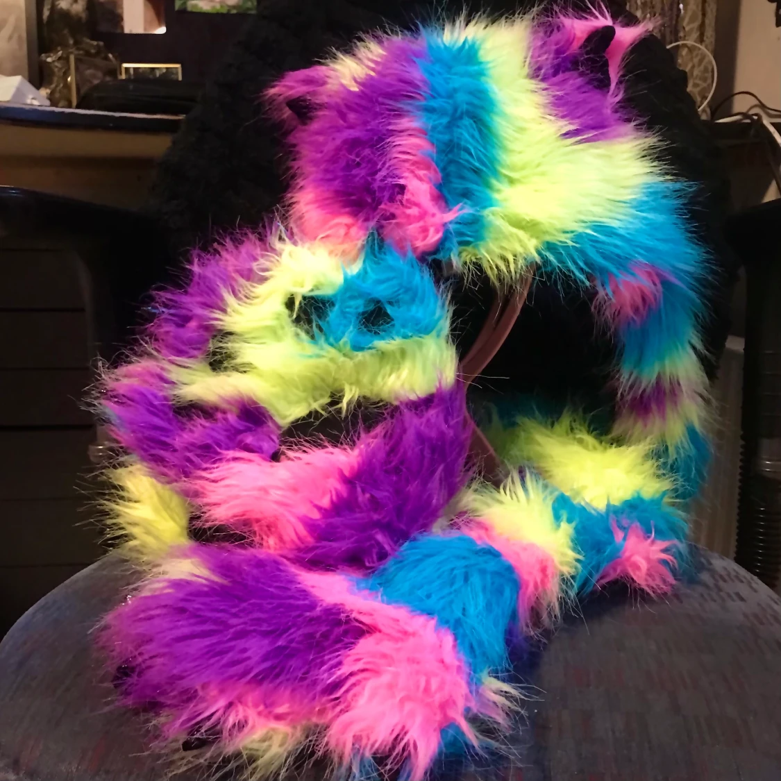 Färgglad mössa med tassar och öron