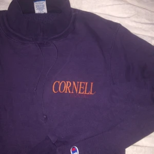 Champion tröja  -  Felfri tröja med fickor som går att justera i midja och hals. Passar S-L. Använd ca två gånger. 