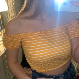 off shoulder topp - jättefin off shoulder tröja från gina tricot, väldigt sparsamt använd, säljer då den inte riktigt passar mig längre🥰 frakt tillkommer🥰