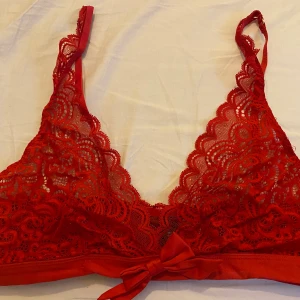 Bralette - Riktigt fin spetsbralette från Lindex! Knappt använd, fint skick 🥰 Storlek M! Frakt på 45kr tillkommer! 