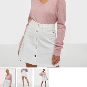 Jeanskjol - Vit jeanskjol med knappar, liknar den på bilden. Storlek S men insydd så den passar en XS, väldigt strechigt material så den passar en mindre S med☺️💓