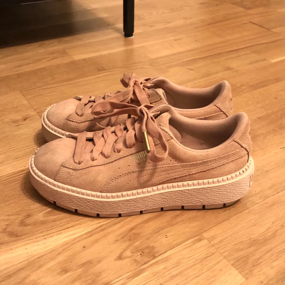 Rosa puma platform sneakers i storlek 36. Knappt använda och i väldigt bra skick.. Skor.