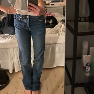 ZARA jeans - Säljer mina jeans från Zara då de inte kommer till användning, långa i benen och sitter lite baggy! bra skick förutom ett litet hål vid ena bakfickan💕 jag är 175 lång och brukar ha 36 eller 27/32 i jeans.