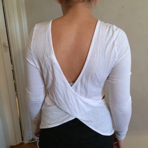  - Vit långärmad tröja från vero moda med öppen rygg. Säljer pga att jag aldrig använder den 