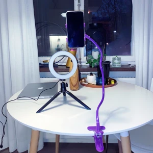 Telefonställning + Ringljus - Säljer min smarta telefonställning och ringljus! Telefonhållaren går att vrida och vända och böja på åt alla håll och kanter och Ringljuset kommer i olika ljus. Bra kombo!