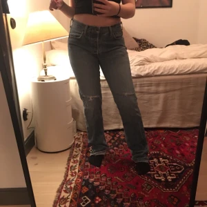 Levis Jeans - Jeans från Levis! Köpt secondhand och använt typ en gång🦋 de har slitningar på knäna och är i en fin ljusblå färg. Jag är 1,63 och de är lite för långa på mig. Köparen står för frakt🦋