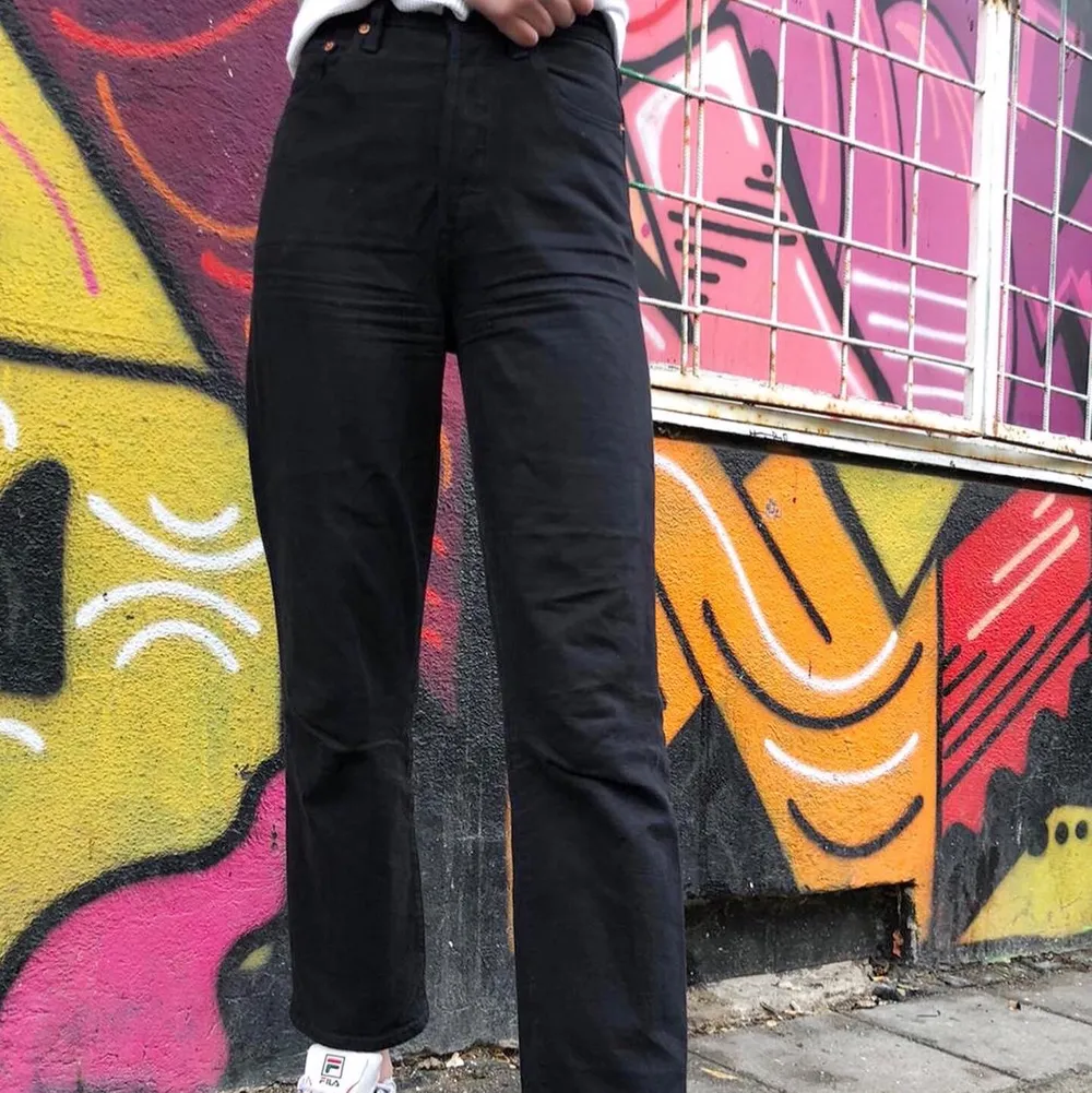 LEVIS Jeans !toppskick!🤟 299 kr W25 L29 (xs/s) Stil ”ribcage straight” Som nya! Ordentligt svarta🔥 Gratis frakt📦📦. Jeans & Byxor.