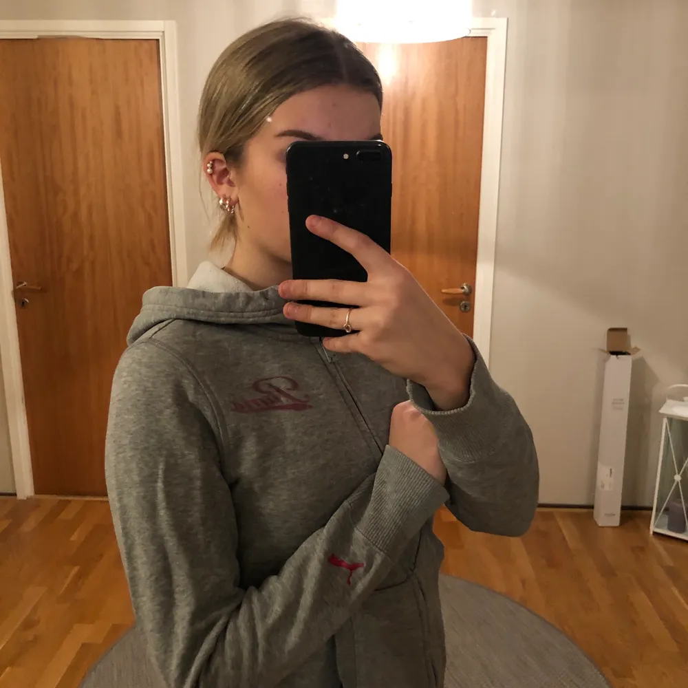 Snygg och skön hoodie med dragkedja från puma. Grå med lite rosa detaljer. I väldigt bra skick. Frakt ingår i priset. Hoodies.