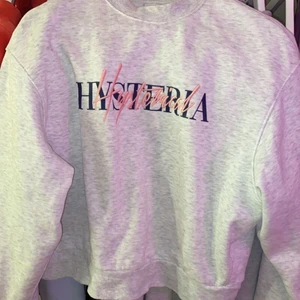 Sweatshirt  - Ljusgrå snygg sweatshirt från weekday, köpt i början av sommarn men nästan aldrig använd. Köptes för ca 400kr