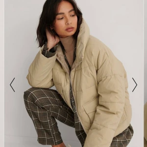 Jacka från nakd  - Ny jacka som aldrig använts då jag råkade få hem 2 likadana. Perfekt vinter och vår jacka som är väldigt skön med två stora fickor men även snygg. Storlek 38 nypris 599 säljer för 300kr, kan dock diskuteras vid snabb affär. Bilder från nakds hemsida 