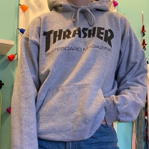 Trasher hoodie - Säljer min trasher hoodie! Köpte den här på Plick för 450kr men den har mest legat i garderoben och säljer därför. 💐 Fint skick! Är en strl S men sitter lite oversized på mig som har en S/M. Budgivning pågår 💕