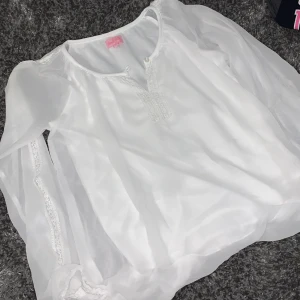 Fin vit blus - En fin tunn vit blus, ballong armar.