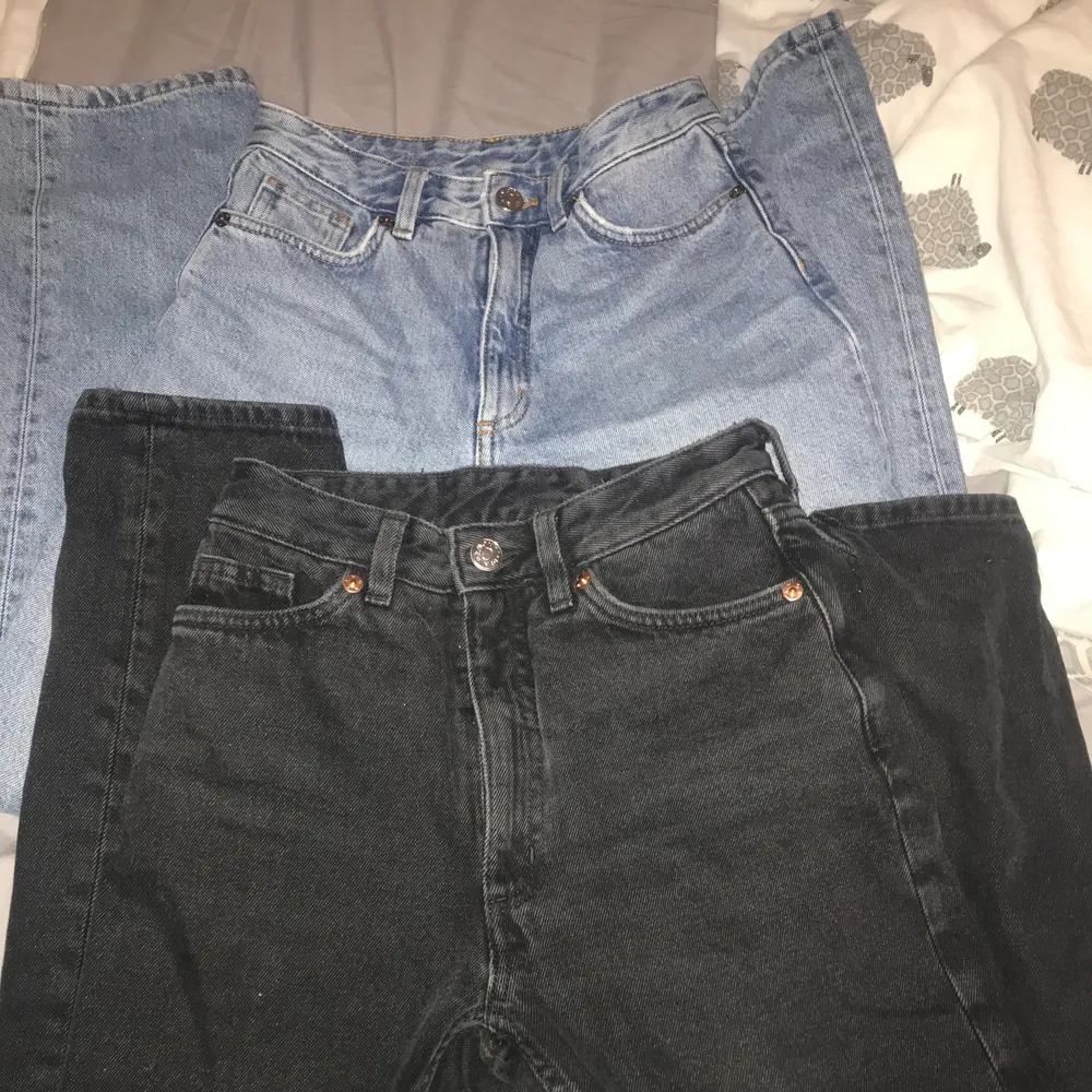 2 stycken mon jeans från monki. Ny pris: 400kr st. Säljer båda för 250kr och en för 150kr🖤 köparen står för frakten eller möts upp i Stockholm,. Jeans & Byxor.