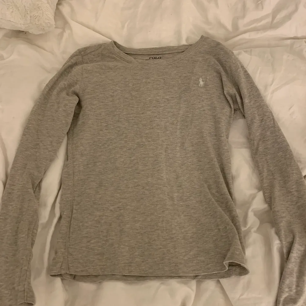 En ljusgrå långärmad tröja från Ralph Lauren som är i strl XS/S. Älskar färgen!💖 Jätte skönt material och perfekt längd i armar! Inga skavanker!🥰. Tröjor & Koftor.