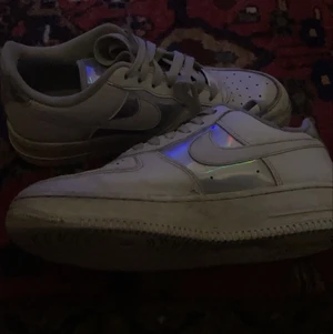 nike air forces - asfeta af1or med holografiska coolheter going on. fimpmärke på högerskon och rätt slitna skosnören men hyfsat bra skick annars. söta😸