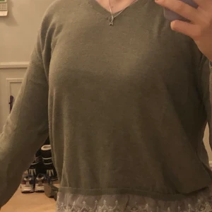 Fin tröja i bra skick! - Fin, olivgrön tröja med spetsdetaljer i bra skick! Storlek S - Kontakta mig på DM för lite fler bilder!  🛍