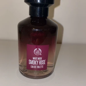 TBS Eau de toilette - ***GRATIS FRAKT*** Parfym från The body shop Nypris: 250-300kr Ditt pris: 150kr. En underbar doft av mysk med söta noter ♥️ Älskar och önskade mig länge men har tyvärr för många parfymer!