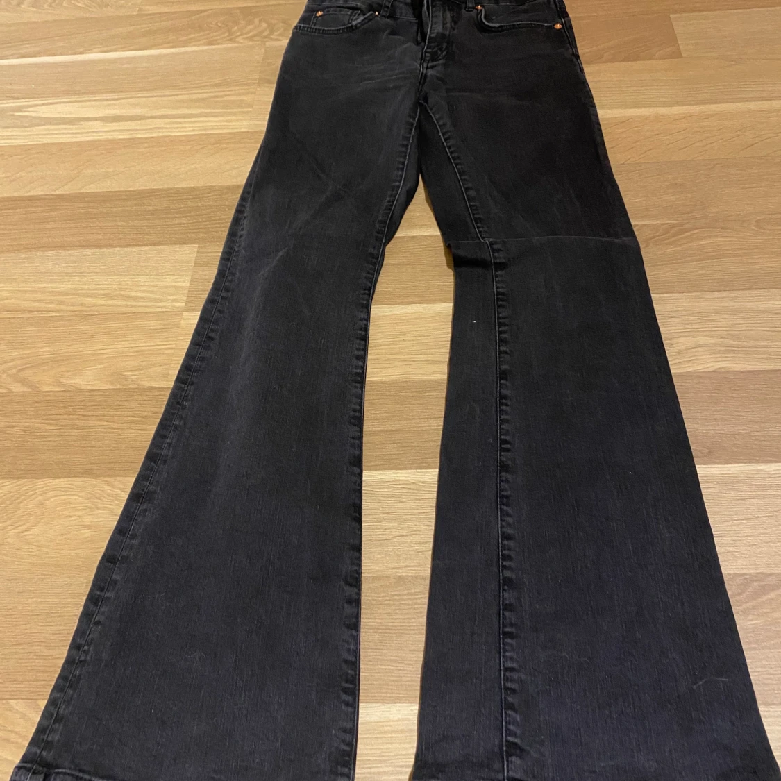 Svarta bootcut jeans