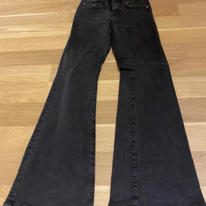 Svarta bootcut jeans - Knappt använda 