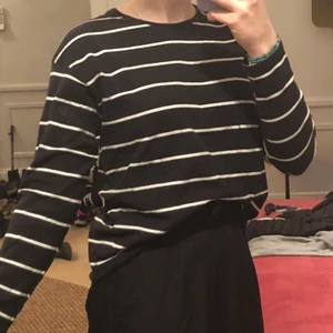 Randig, cool tröja! 🖤🤍 - Randig, skön tröja till salu! Storlek 170 för barn men kan även användas som en XS/S tröja! Använt kanske 1 gång men förutom det är den i ett fantastiskt skick! Cool tröja som matchar till allt! 🖤  Kontakta mig om intresse! 😁