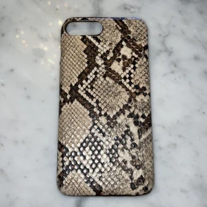IPhone 8 Plus skal  - Säljer mitt iPhone 8 Plus skal, tagit hand om det extremt fint så den är i jättefint skick, för fler bilder är det bara att skriva i chatt! Pris: 99kr kan diskuteras vid snabb affär :).                         Skalet passen även IPhone 6,7 plus 