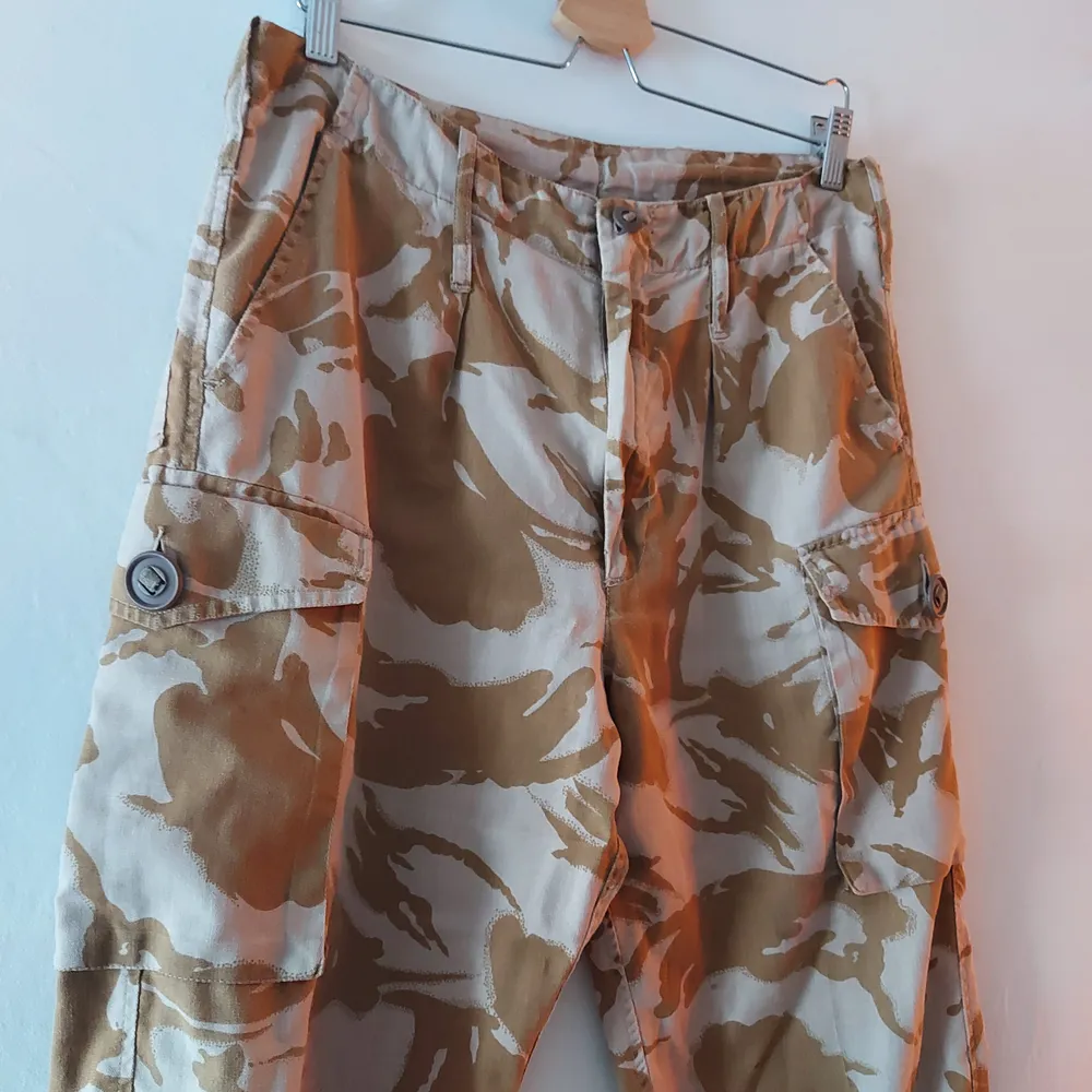 Vintage army byxor i desert / tropical mönster. Skitsnygga äkta militär byxor tyvärr använder jag de inte så ofta som jag önskar. Storlek M . Jeans & Byxor.