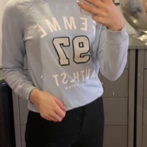 Blå långärmad  - Säljer denna långärmade tröja i en jätte jätte fin ljusblå färg🤩 